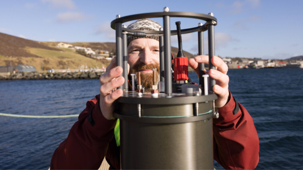 Gregg Arthur, aquaculture manager at Shetland UHI, with the FlowCytobot bought with £185,000 from HIE. Photo: Ben Mullay / HIE. Gregg Arthur, aquaculture manager at Shetland UHI, with the FlowCytobot bought with £185,000 from HIE. Photo: Ben Mullay / HIE.