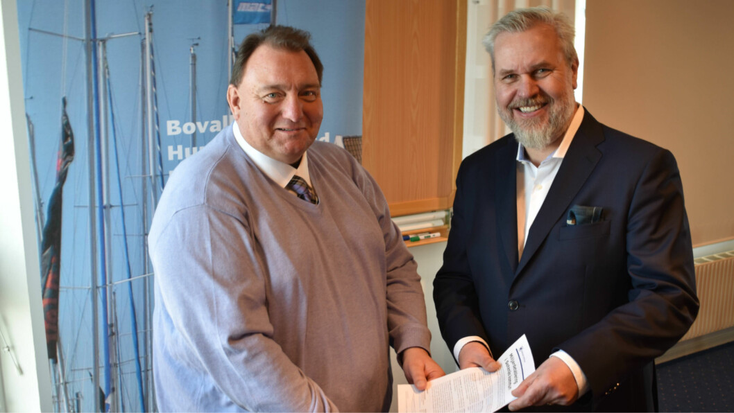 Municipal board chairman Mats Abrahamsson and Roy W Høiås, chief executive of Lighthouse Finance AS, with the announcement of plans to build a 100,000-tonne on-land salmon farm. Photo: Sotenäs Municipality.