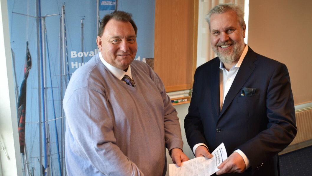 Municipal board chairman Mats Abrahamsson and Roy W Høiås, chief executive of Lighthouse Finance AS, with the announcement of plans to build a 100,000-tonne on-land salmon farm. Photo: Sotenäs Municipality. Municipal board chairman Mats Abrahamsson and Roy W Høiås, chief executive of Lighthouse Finance AS, with the announcement of plans to build a 100,000-tonne on-land salmon farm. Photo: Sotenäs Municipality.