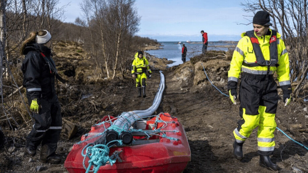 Nordlaks electrical engineer Jørn Abrahamsen guides the cable up to the transformer station on land. Photo: Kolbjørn Hoseth Larssen. Nordlaks electrical engineer Jørn Abrahamsen guides the cable up to the transformer station on land. Photo: Kolbjørn Hoseth Larssen.