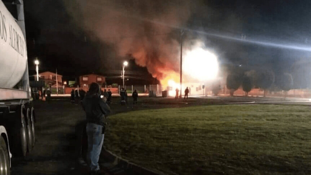 Flames rise from the gatehouse of the AquaChile processing plant in Calbuco. Photo: Union No.3 of Aguas Claras / Salmonexpert. Flames rise from the gatehouse of the AquaChile processing plant in Calbuco. Photo: Union No.3 of Aguas Claras / Salmonexpert.