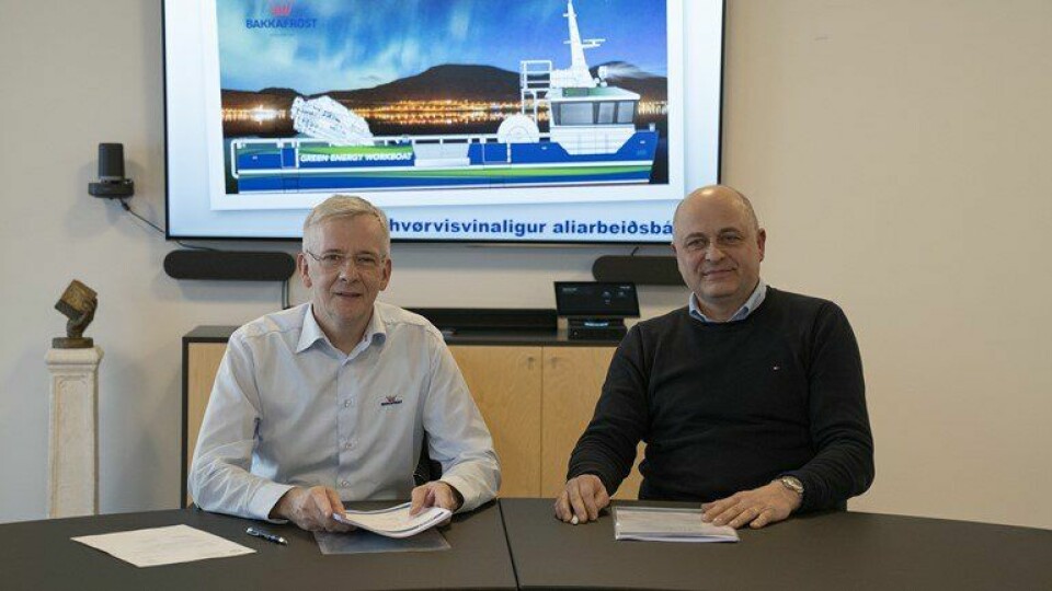 Regin Jacobsen, left, and MEST chief executive Mouritz Mohr sign the contract at Bakkafrost's headquarters at Glyvrar. Click on image to enlarge. Photo: Bakkafrost.