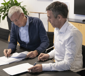 Bakkafrost chief executive Regin Jacobsen, left, and Nofitech boss Robert Hundstad sign the contract for the hatchery expansion. Click on image to enlarge. Photo: Bakkafrost. Bakkafrost chief executive Regin Jacobsen, left, and Nofitech boss Robert Hundstad sign the contract for the hatchery expansion. Click on image to enlarge. Photo: Bakkafrost.