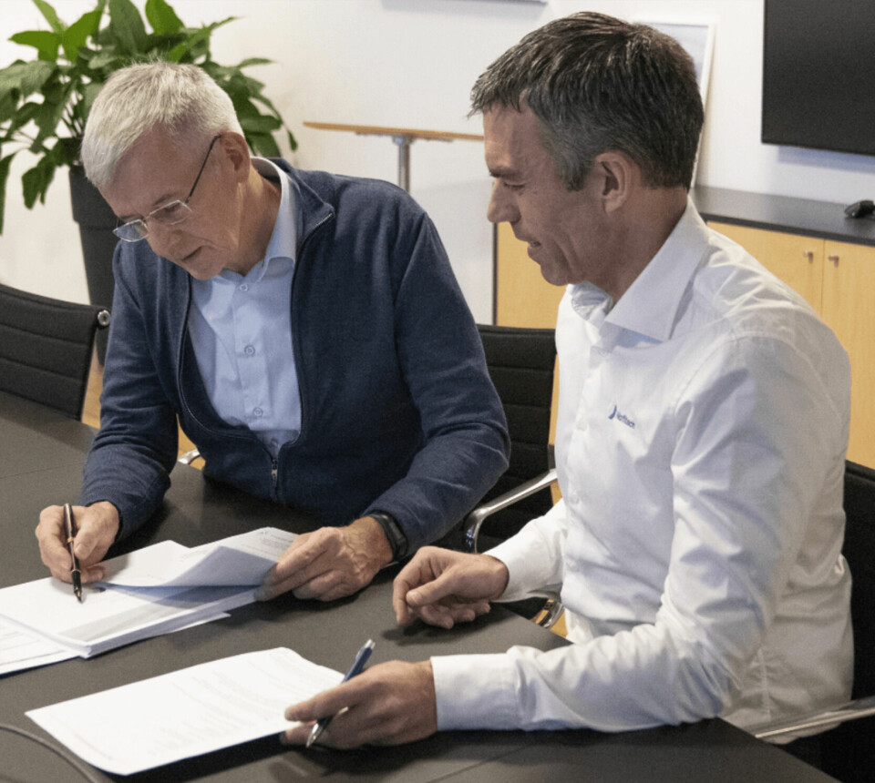 Bakkafrost chief executive Regin Jacobsen, left, and Nofitech boss Robert Hundstad sign the contract for the hatchery expansion. Click on image to enlarge. Photo: Bakkafrost.
