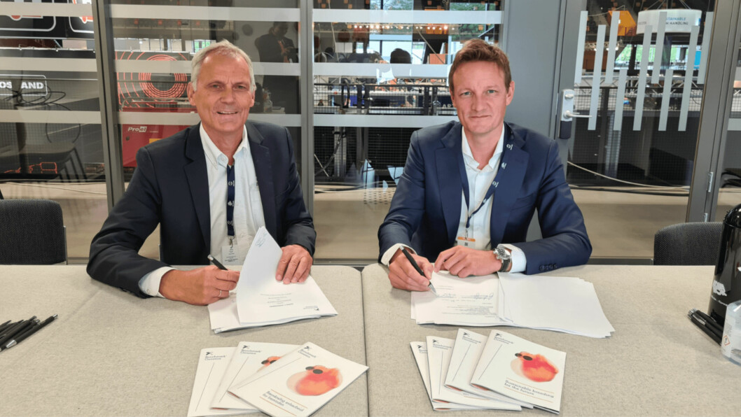 Jan-Emil Johannessen, head of Benchmark Genetics, left, and Morten Malle, chief executive of Premium Svensk Lax, sign the ova supply agreement at the Aqua Nor trade show in Trondheim, Norway today. Photo: Benchmark.