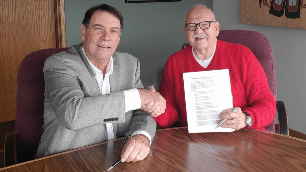 Jim Parsons, general manager of Cooke Aquaculture Pacific, and Ron Allen, Tribal Council chair/CEO of the Jamestown S’Klallam Tribe, signing the partnership agreement. Photo: Cooke.