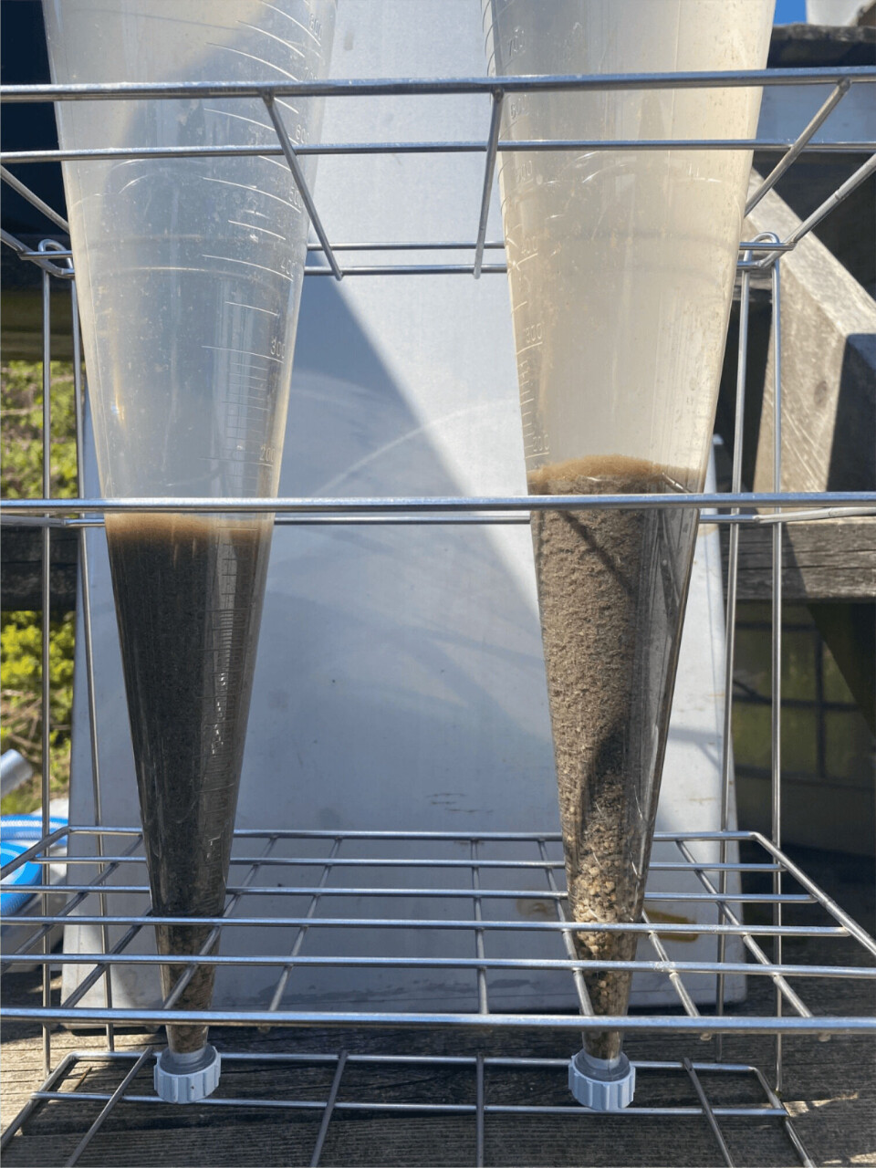 Figure 4. Sedimentation of reject water from a disc filter, left, and a drum filter, right, showing that there are more dissolved fines in the latter.