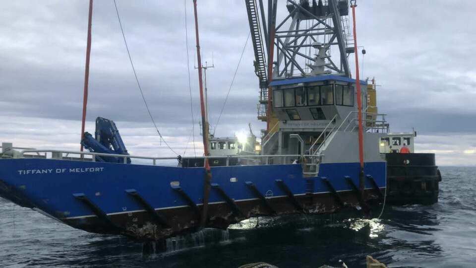 The damage to the Tiffany of Melfort's hull becomes clear as it is lifted out of the water. Photo: Kames.