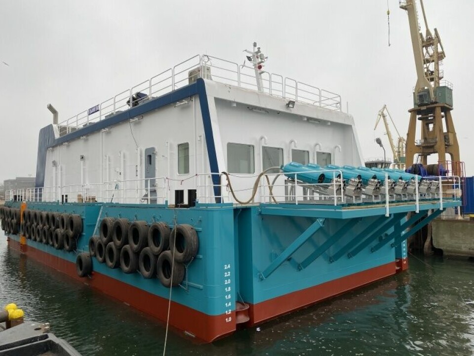 The barge has eight feed lines and is equipped with adapted hoppers to feed three different species. Click on image to enlarge.
