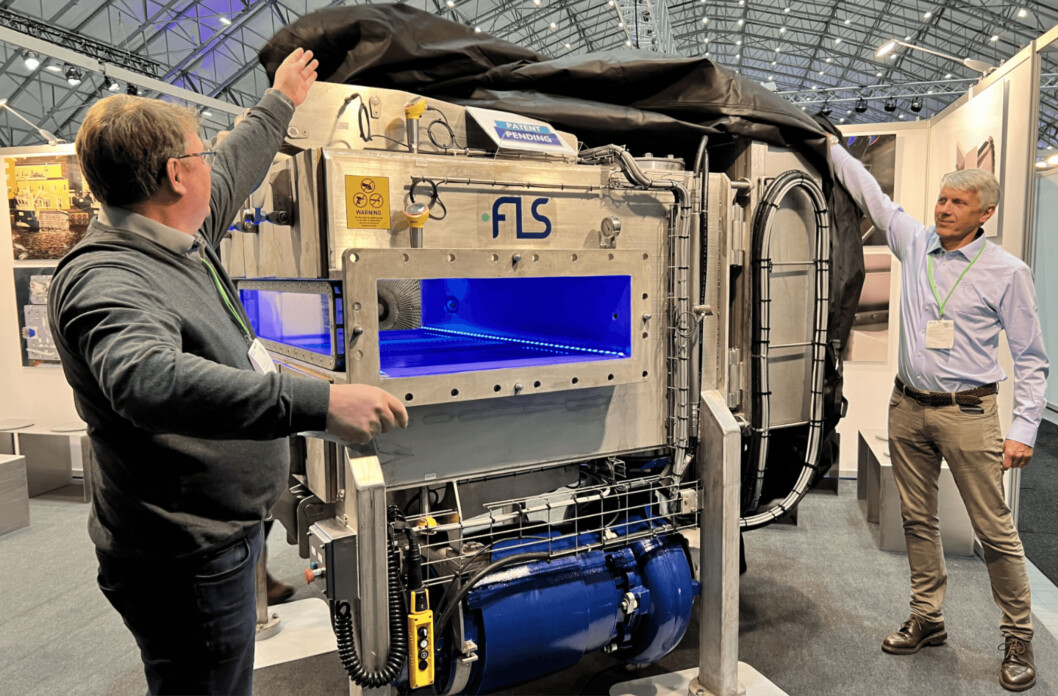 FLS chief executive Lars Georg Backe, right, helps uncover the Caligus R500 delouser at the HavExpo trade fair in Norway. Photo: Kyst.no. FLS chief executive Lars Georg Backe, right, helps uncover the Caligus R500 delouser at the HavExpo trade fair in Norway. Photo: Kyst.no.