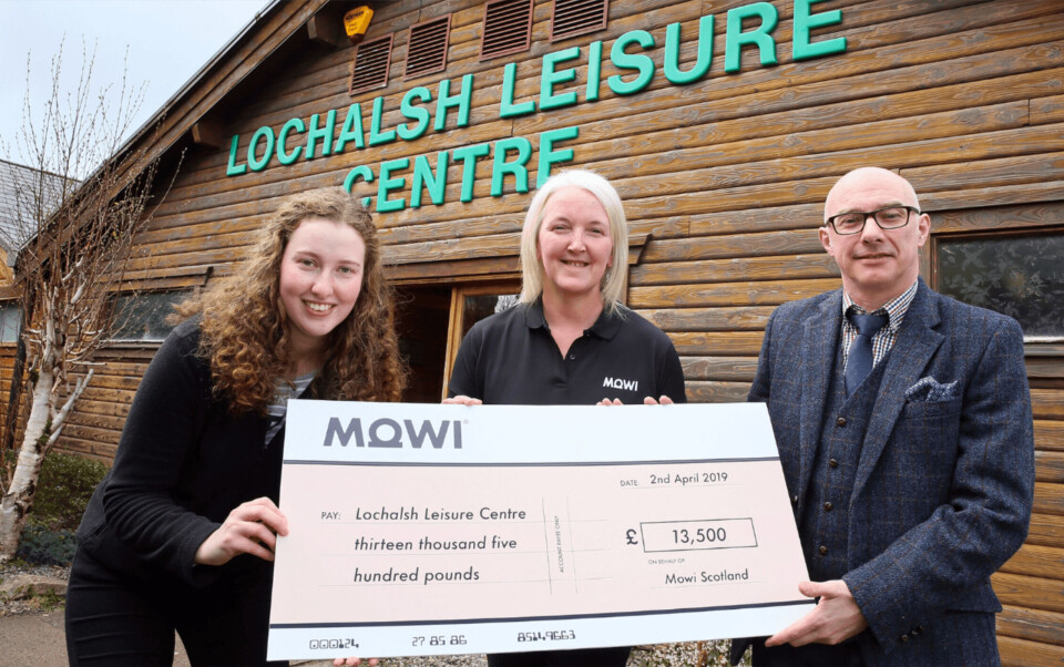 From left: Lochalsh farm manager Kendal Hunter; Heather O’Neill, operational support, Mowi Scotland Feed Team (Kyleakin); Paul Wood, chairman of the Lochalsh Leisure Centre. Photo: Mowi Scotland.