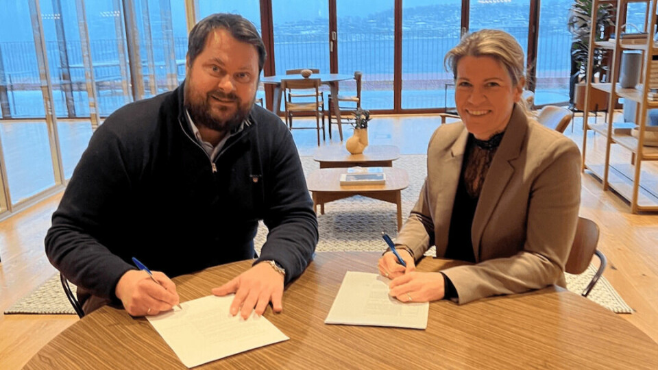 Salmon Evolution's Håkon André Berg and Ingegjerd Eidsvik, chief executive of Artec Aqua, sign a heads of terms agreement for the second phase of the on-land salmon farm on Harøy Island. Photo: Salmon Evolution.