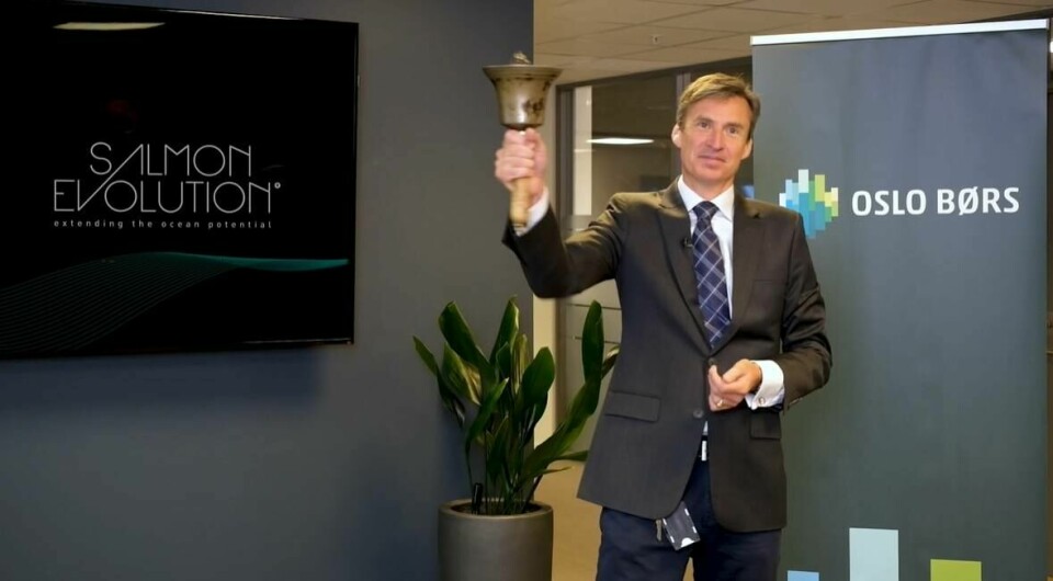 Øivind Amundsen, chief executive of the Oslo Børs, welcomes Salmon Evolution to the list by ringing the bell used to open the market. Image taken from Salmon Evolution video.