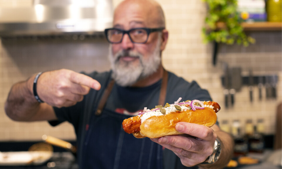 File photo of US TV personality Andrew Zimmern with a salmon dog sold in the States by Norwegian salmon farmer Kvarøy Arctic. The value of Norwegian salmon exported to the US increased by 47% year-on-year in Q1 2025.