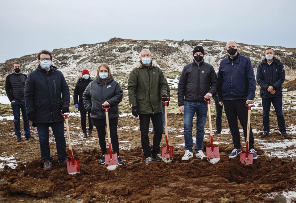 Breaking the ground last November. With shovels, from left, chief executive Jónas Jónasson, Bára Gunnlaugsdóttir, Ómar Bjarnason, Davíð Harðarson, Guðmundur Ragnarsson. Click on image to enlarge.