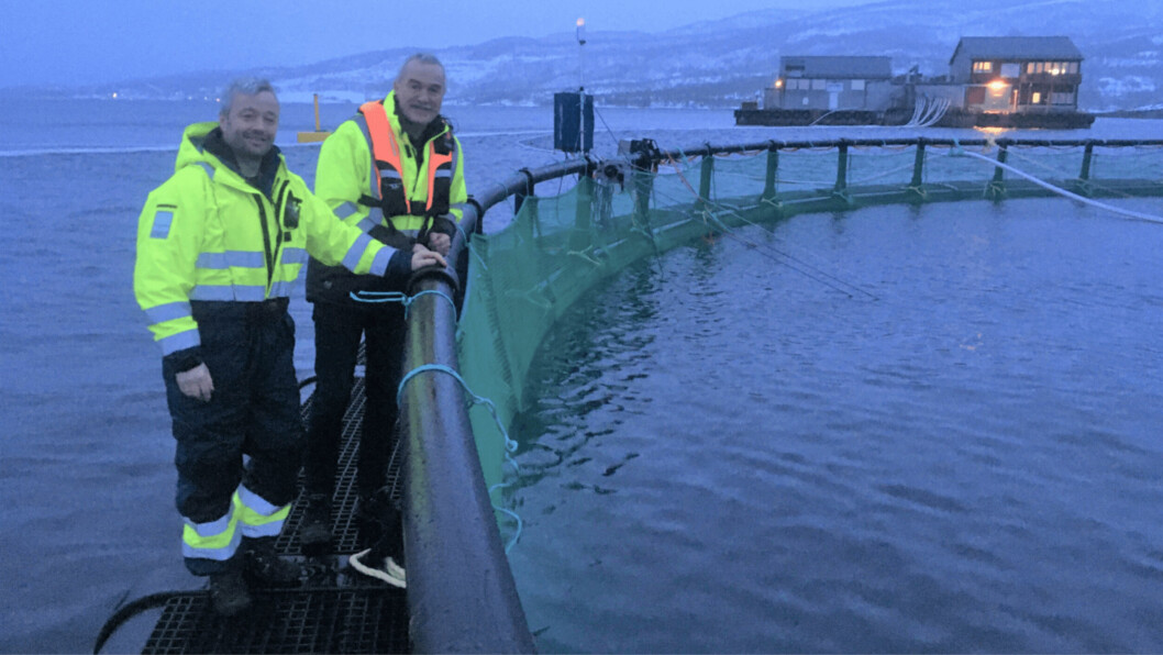 Arctic Havservice director Helge Stormyr, right,  meets a fish farmer in the Nordland region of Norway to discuss the AutoBoss net washer. Photo: Arctic Havservice / Trimara.