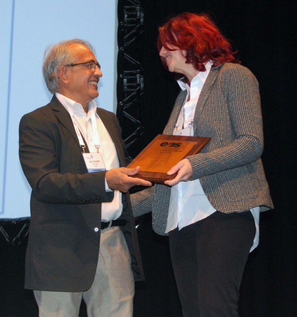 EAS Distinguished Service Awardee Selina Stead receives a plaque from EAS 2014-2016 President Sachi Kaushik at the opening of AE2016 in Edinburgh. Image: Pedro Muñoz López.