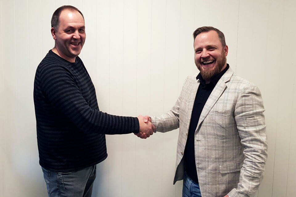 Shake on it: Arne Berge, left, and Steinsvik's software sales manager Pål Herstad. Click on photo to enlarge. Photo: Steinsvik.