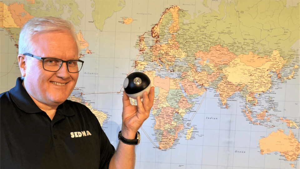 Former AKVA group executive Trond Severinsen with a Sensor Globe. Photo: Sedna Technologies.