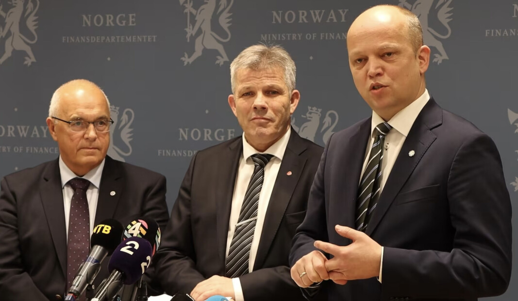 From left: Seafood Norway chairman Paul Birger Torgnes, fisheries minister Bjørnar Skjæran, and finance minister Trygve Slagsvold Vedum. From left: Seafood Norway chairman Paul Birger Torgnes, fisheries minister Bjørnar Skjæran, and finance minister Trygve Slagsvold Vedum.