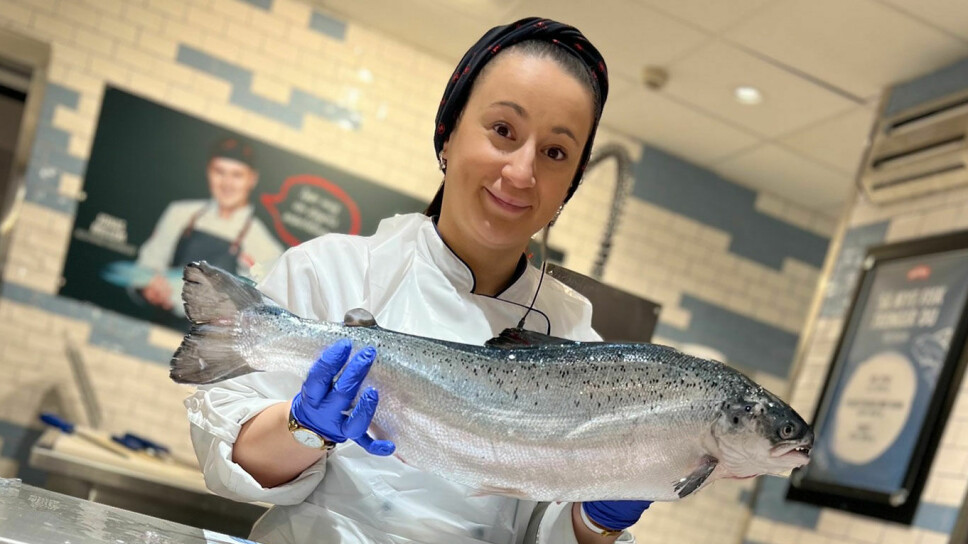 The fresh fish counter of MENY Tveita is one of the places where Olso shoppers can now get hold of the first round of salmon from Salmon Evolution's facility at Indre Harøy.