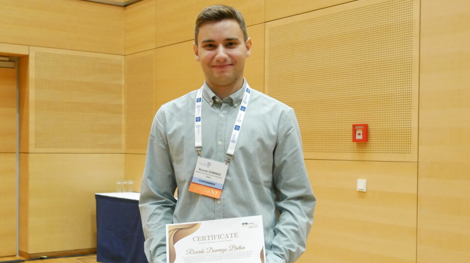 Ricardo Domingo-Bretón, part of the Nutrigenomics and Fish Growth Endocrinology Group at the Institute of Aquaculture Torre de la Sal, Castellón, with his award.