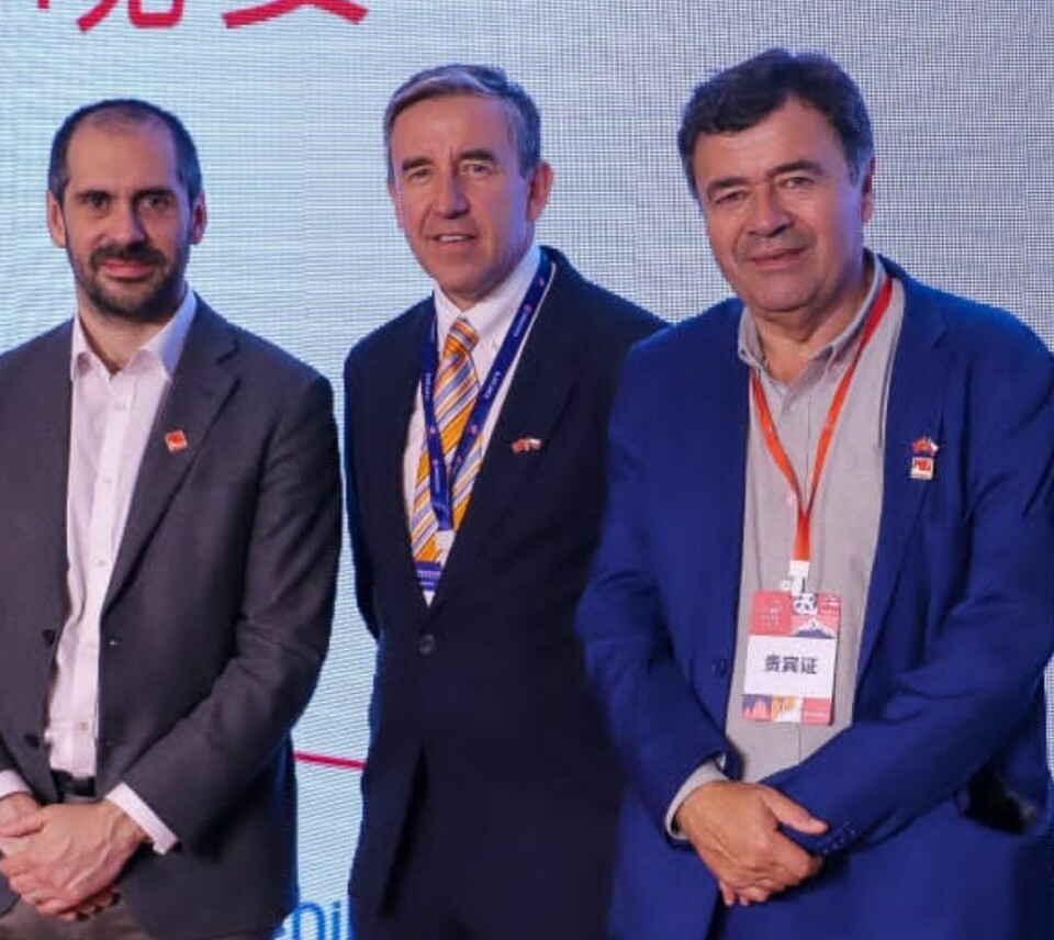 Sady Delgado, centre, with other Chilean representatives in China.