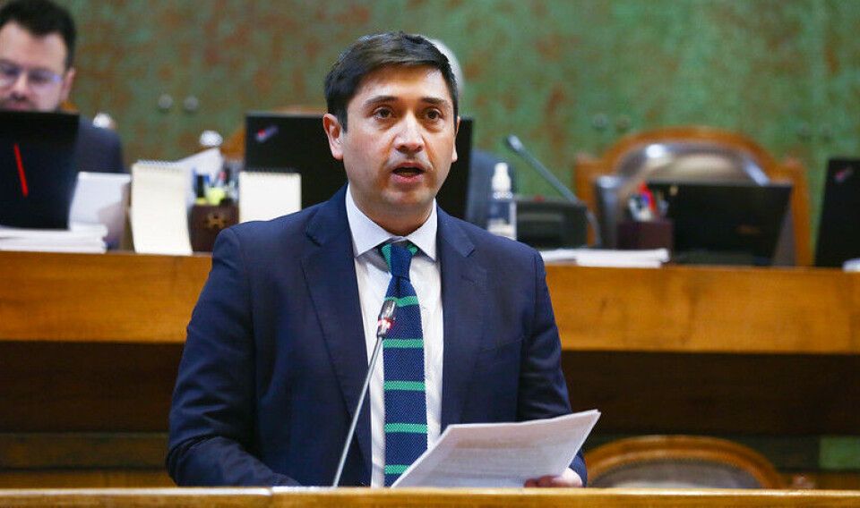 Miguel Ángel Calisto speaking in the Chamber of Deputies.