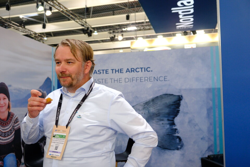 Alf-Gøran Knutsen, general manager at Kvarøy Fiskeoppdrett, says they see increased demand in the US - and are eagerly awaiting clarifications on possible tariff changes on 2 April. Here he enjoys one of their salmon nuggets that the company launched last year.