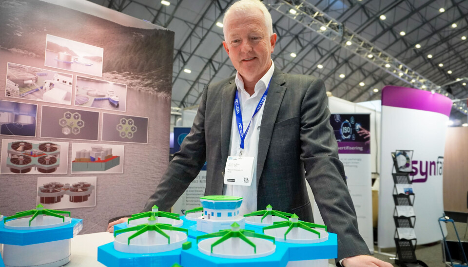 Here you can see a model of the closed concept Hexacage, together with John-Arne Olsen, who is a partner in the company.