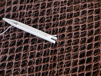 The net fibres are impregnated with copper that releases extremely slowly. Photo: Pål Mugaas Jensen /Kyst.no. The net fibres are impregnated with copper that releases extremely slowly. Photo: Pål Mugaas Jensen /Kyst.no.