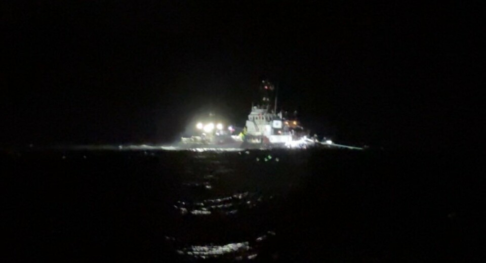 The tugboat Waterlord had Måsøval's feed barge in tow when it ran aground late on Tuesday evening.