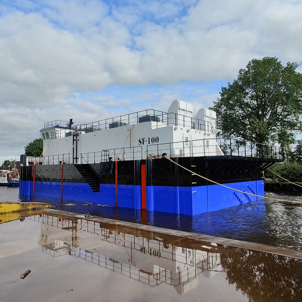The feed barge seen from the rear.