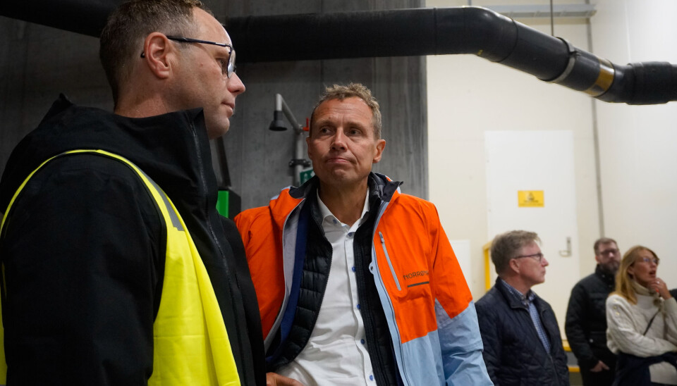Christian Chramer, CEO of the Norwegian Seafood Council, in conversation with Odd Frode Roaldsnes from Salmon Evolution during a visit to the land-based farming facility at Indre Harøy.