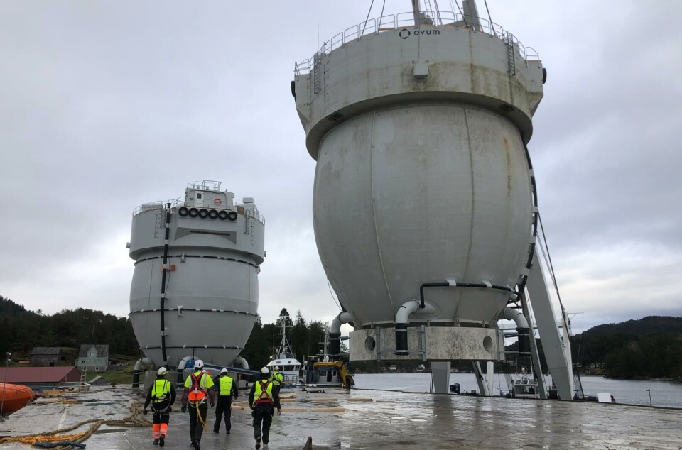 Here the two finished Eggs - the new one on the left and the upgraded pilot Egg - are lifted on to a barge at Herde Kompositt in Ølve in Kvinnherad municipality. Now they will be transported to the Romsdalsfjord.