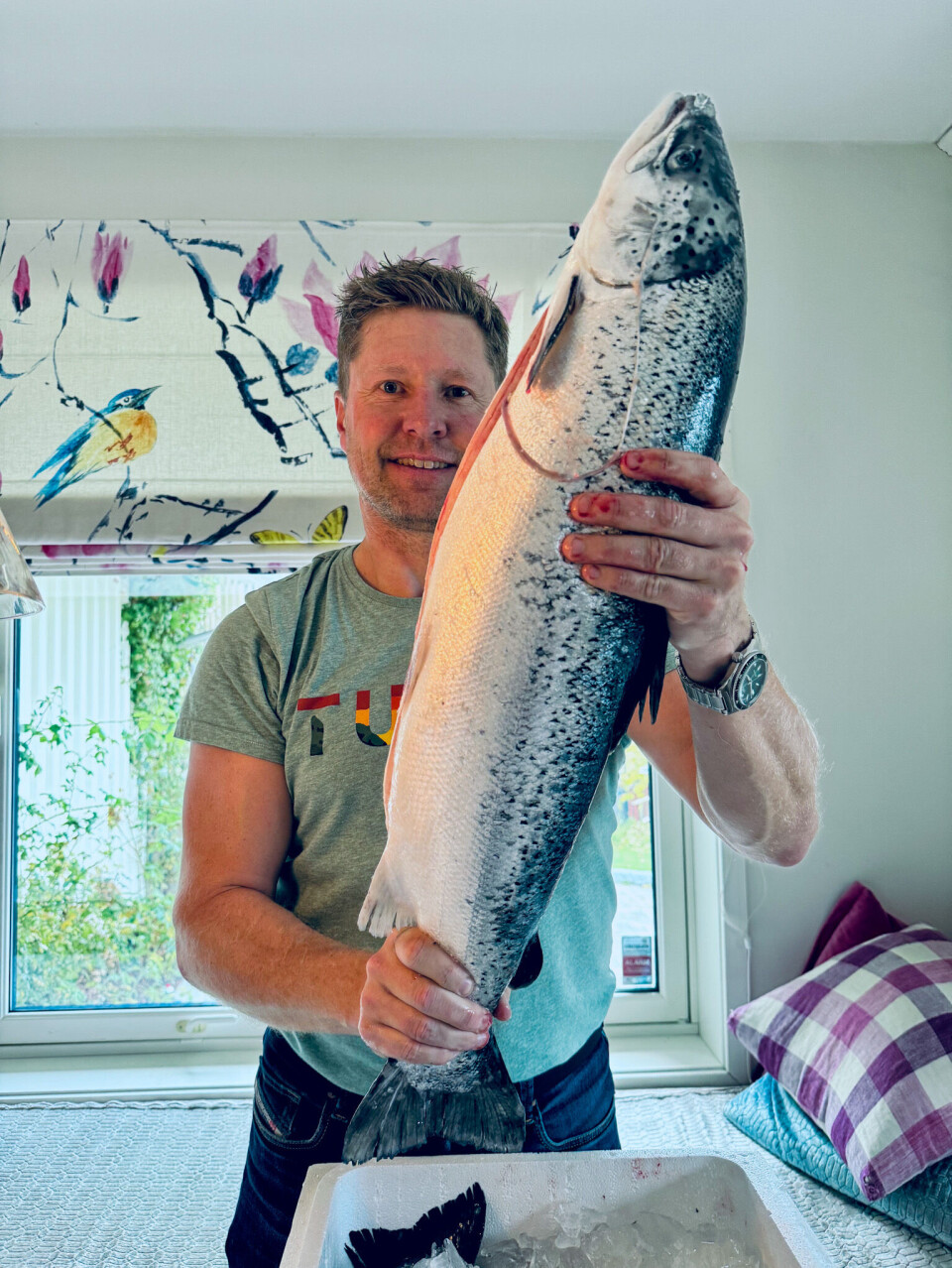 CEO Nils Johan Tufte with salmon from the first full-scale test.