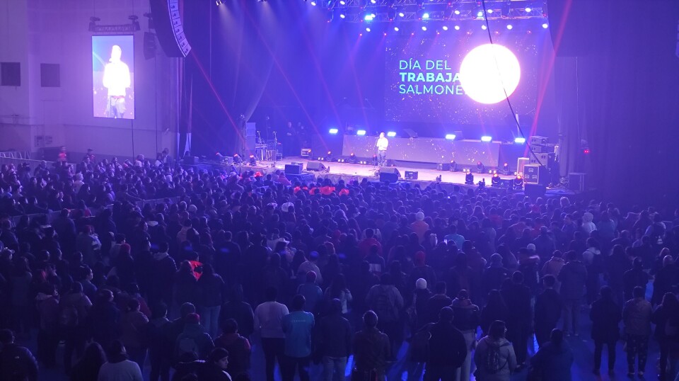 More than 5,000 people are said to have attended the Salmon Workers’ Day celebration at Puerto Montt Arena.