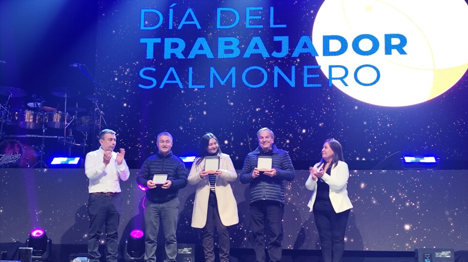 The event included the presentation of awards to Eduardo Pérez, of the processing company Álvarez & Álvarez; Katia Inostroza, president of Acuiprov of the Aysén Region; and Constantino Kochifas, general manager of shipping company Empresas Skorpios, for their ongoing contributions to the development of the salmon farming industry and its workers.