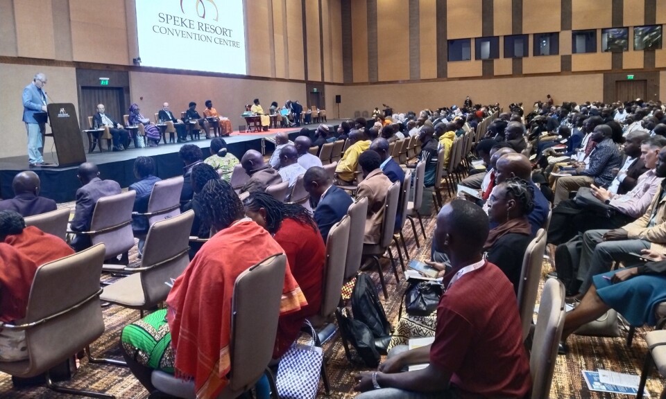 The main hall was busy during the opening speeches.