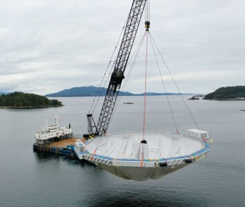 Eide Fjordbruk's R30 is lowered into the sea from the manufacture site before being towed to its position in Fensfjorden. Click on image to enlarge. Photo: Ecomerden. Eide Fjordbruk's R30 is lowered into the sea from the manufacture site before being towed to its position in Fensfjorden. Click on image to enlarge. Photo: Ecomerden.