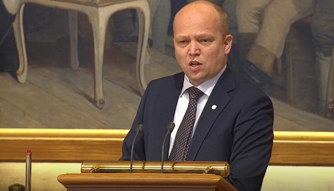 Norway's finance minister Trygve Slagsvold Vedum (SP) is witnessing that a large number of companies in the aquaculture industry are retracting MTB purchases and putting billion-kroner investments on hold. Norway's finance minister Trygve Slagsvold Vedum (SP) is witnessing that a large number of companies in the aquaculture industry are retracting MTB purchases and putting billion-kroner investments on hold.