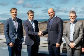 Samherji chief executive Thorsteinn Már Baldvinsson, second from left, and HS Orka chief executive Tómas Már Sigurdsson shake hands on the agreement. By their side are Samherji Fiskeldi managing director Jón Kjartan Jónsson, left, and HS Orka's strategy and Resource Park vice president Jon Asgeirsson. Click on image to enlarge. Photo: Samherji.