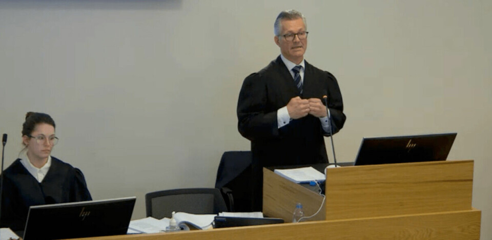 The case between Norwegian salmonid farmers and the state started yesterday. Trond Hatland, lawyer and partner in the law firm Thommessen AS is leading the case for the fish farmers. Screenshot from Sogn og Fjordane District Court.